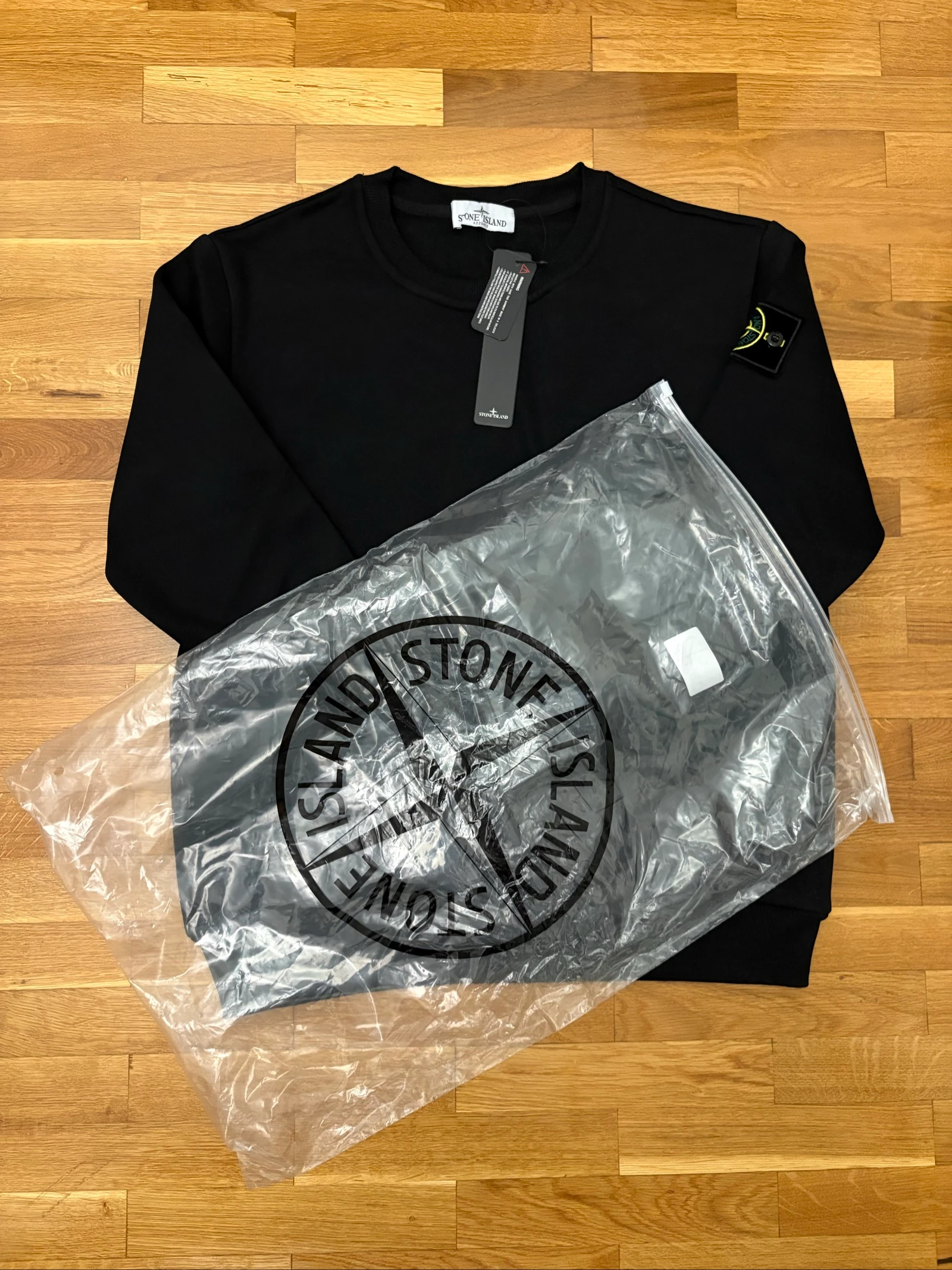 Sudadera Negra sin capucha con parche Talla S